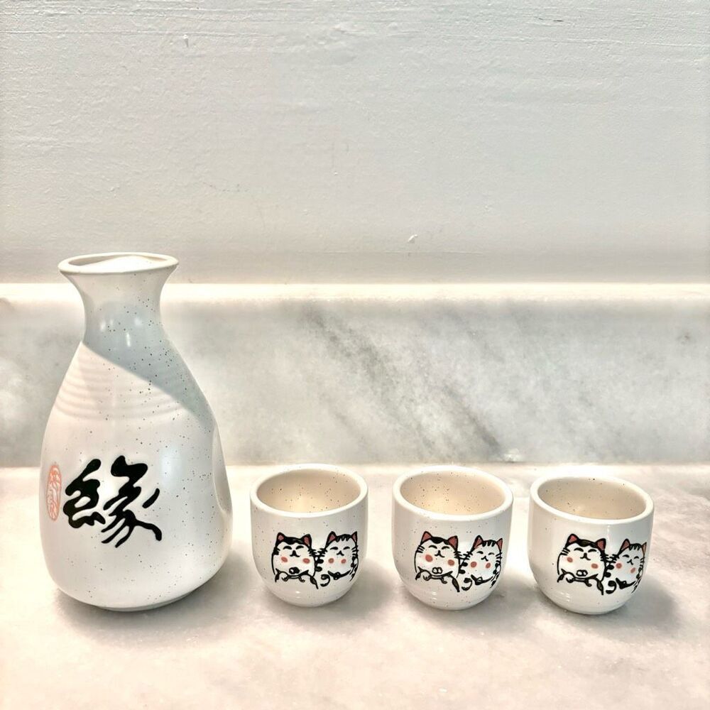 Lucky Cat Japanese 1 Tokkuri Bottle and 3 Ochoko Cups  Ceramic Sake Set Cream OS